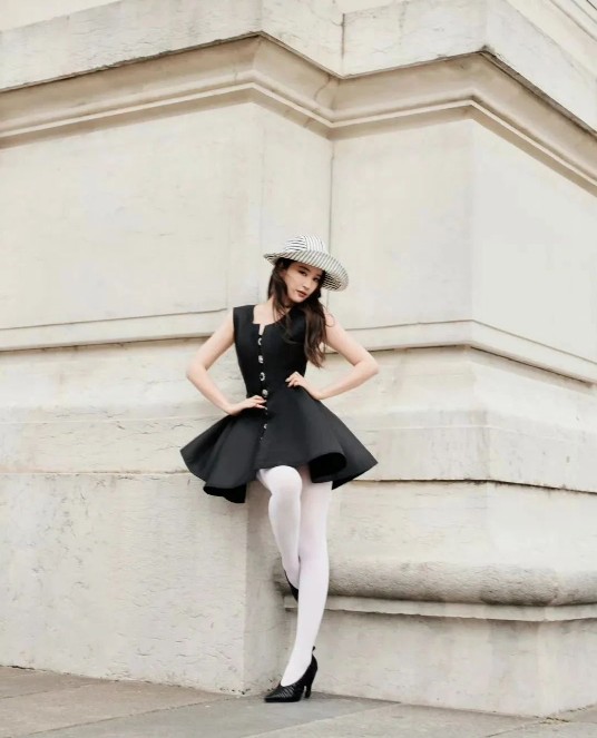 刘亦菲巴黎时装周，黑色连衣裙+白色丝袜